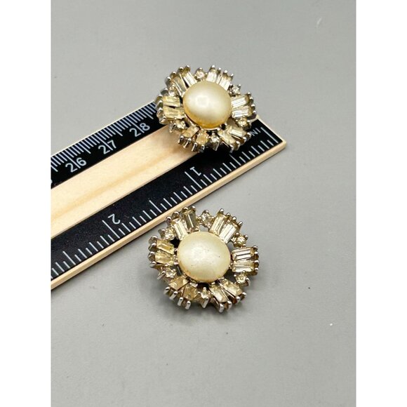 Vintage Richelieu Faux Pearl & Rhinestone Clip On Earrings Sparkly Glam Jewelry - Picture 9 of 10